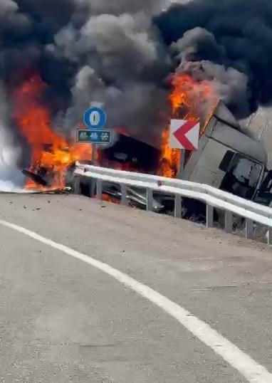 TIR devrildi, üzerindeki iş makinesi alev aldı; 3 yaralı