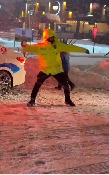 Mardin’de trafik polisleri, çocuklarla kar topu oynadı