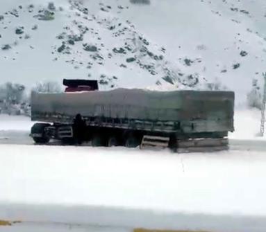 Erzurum kara yolu, kaza nedeniyle tek yönlü trafiğe kapandı