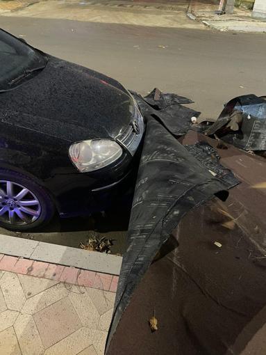 Çatıdan kopan yalıtım malzemesi caddeye düştü; o anlar kamerada