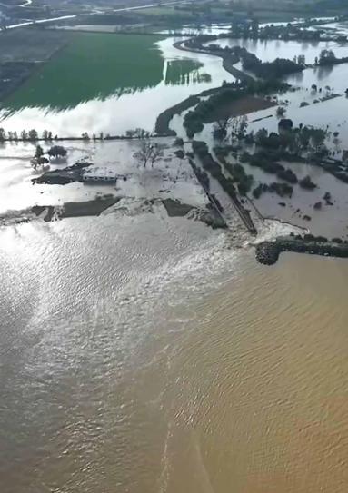 Gökçeadada sağanak su baskınlarına yol açtı; heyelan nedeniyle yol kapandı