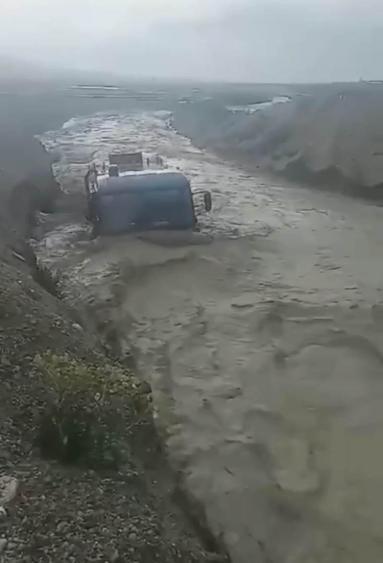 Ankarada sağanak; itfaiye aracı sele kapıldı