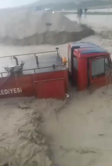 Ankarada sağanak; itfaiye aracı sele kapıldı