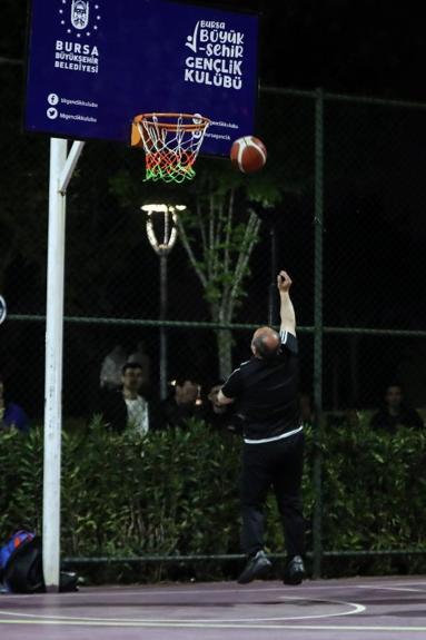 Bakan Varank, gençlerle basketbol oynadı