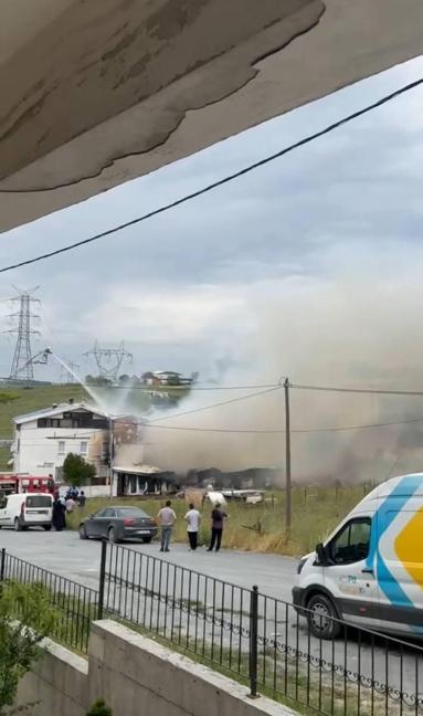 Arnavutköyde barakada çıkıp yan binaya sıçrayan yangın söndürüldü
