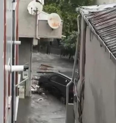 İstanbulda sağanak etkili oluyor; yollar göle döndü