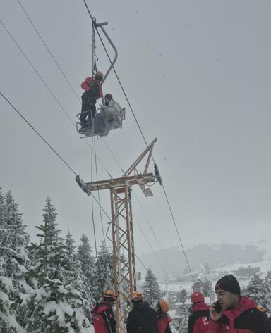 Uludağda telesiyejde mahsur kalan 51 kişi, 3 saat sonra kurtarıldı