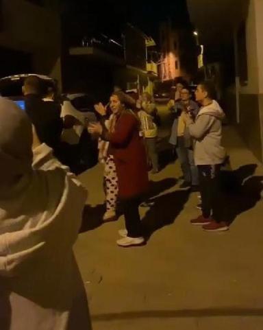 SMA hastası İrem Nur için gerekli para toplandı, komşuları ve sevenleri meşale yakıp halay çekti