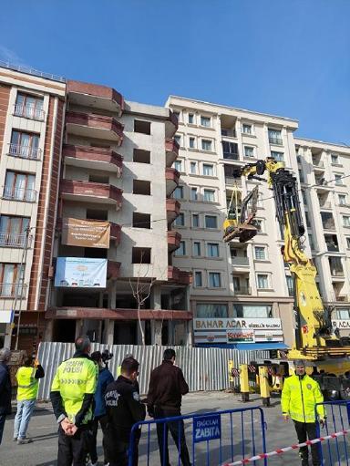Sosyal medyada çok konuşulan Bağcılar’daki binanın yıkımına başlandı