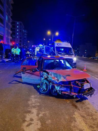 Çorum’da iki otomobil çarpıştı; 4 yaralı