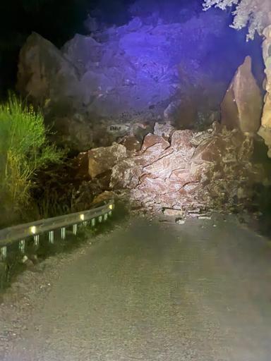 Fethiyede yamaçtan düşen kaya parçaları yolu kapattı