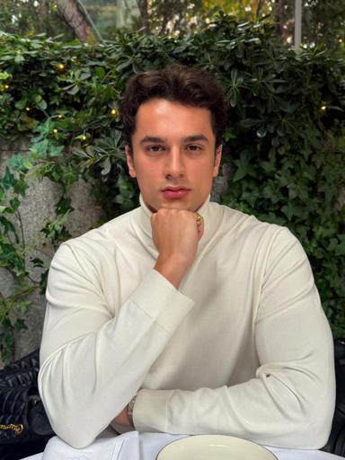 Emir Sarıhan, ‘Daha 17’ kadrosunda