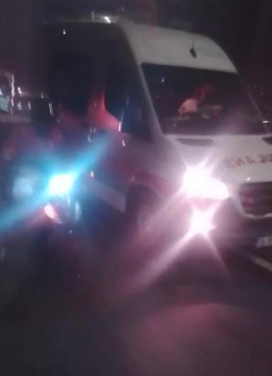 Fırtınada köprüyü geçmeye çalışan motokuryeye ambulans ve metrobüs kalkan oldu