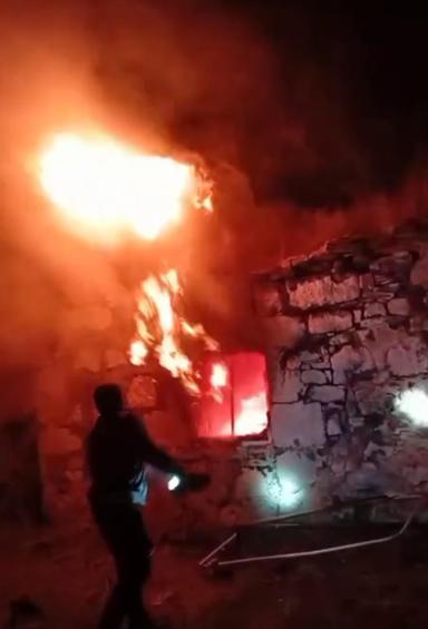Alevler, bir evi kullanılmaz hale getirdi