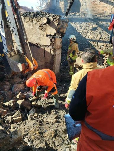Manisada evi yanan kadının enkazda cansız bedenine ulaşıldı