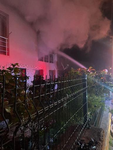 Tatil beldesindeki apart daire alev alev yandı: 1 kişi dumandan etkilendi