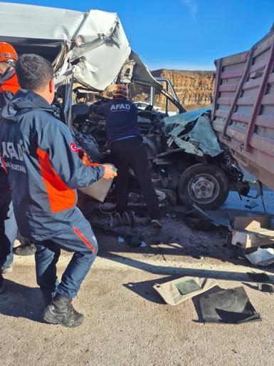 Kayseride öğrenci servisi, TIRa arkadan çarptı: 1 ölü, 7 yaralı