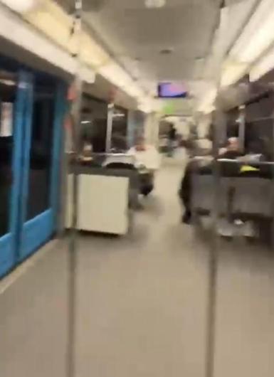 Metroda masa kurup oyun oynadılar