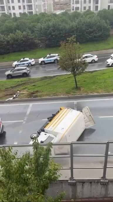 Sultangazide 2 araca çarpan kamyon bahçeye düştü: 2 yaralı