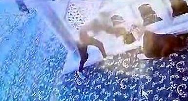 Avcılar’da camide namaz kılanların çantalarını çalan şüpheli kamerada