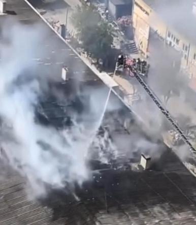 Esenyurtta bebek bezi fabrikasında çıkan yangın söndürüldü; 1 itfaiye eri yaralandı