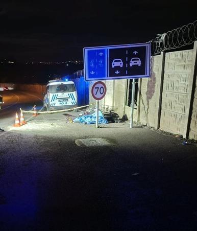 Motosikletle trafik işaret levhasına çarpan sürücü öldü