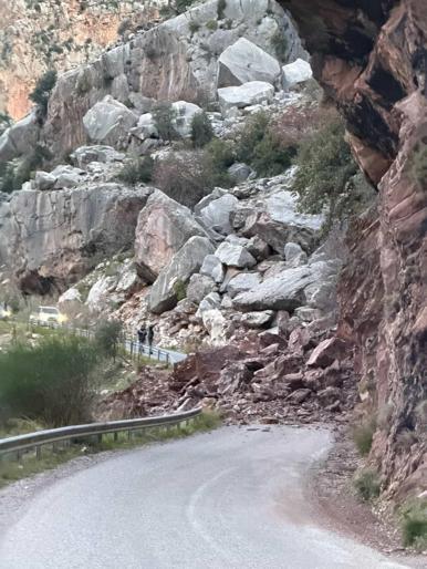 Fethiyede yamaçtan düşen kaya parçaları yolu kapattı