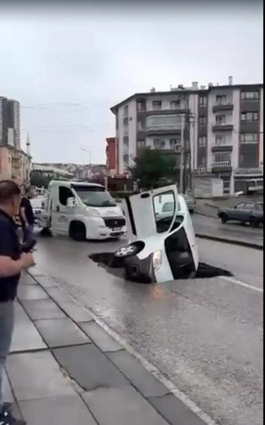Ankarada sağanak sele neden oldu; araçlar sürüklendi