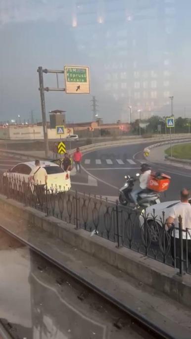 Gaziosmanpaşada ayırmaya çalıştığı trafik kavgasında kuryeye sinirlenip darbetti