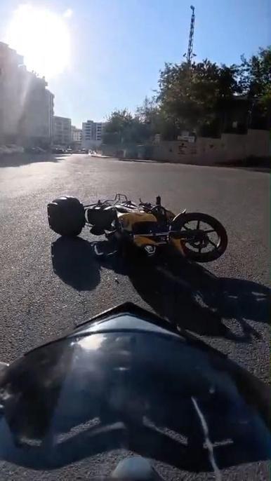Motosiklet sürücüsünün yola savrulduğu kaza, kask kamerasında