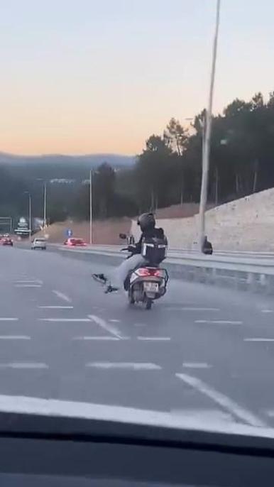 Ümraniyede seyir halindeki motokuryenin tehlikeli yolculuğu kamerada