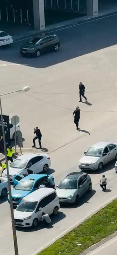 Taksi şoförünün, şüphelinin tüfeğini almaya çalıştığı anlar araç içi kamerasında