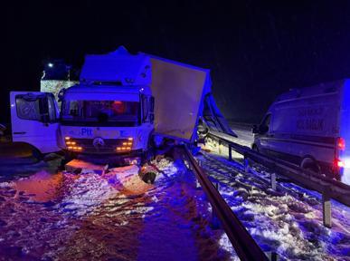 Yolcu otobüsü, kamyona çarptı; 9 yaralı