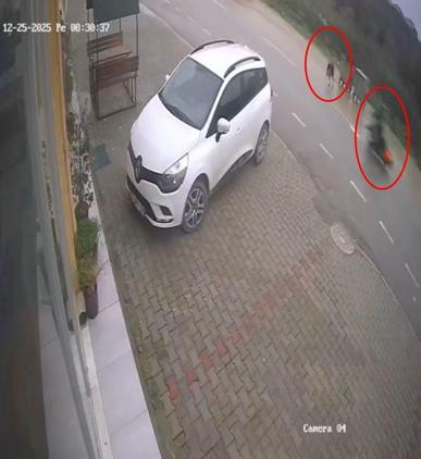 Motokurye, kendisine saldıran sokak köpeğinden kaçarken kaza yaptı