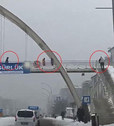 Üst geçitte kar topu atan çocukları yumruklayıp, yerde tekmeledi