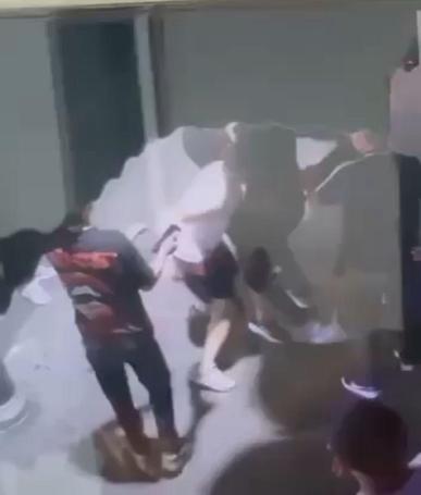 Kağıthanede sosyal medyada eski eşinin birlikte yayın yaptığı kişiyi görünce bıçakla saldırdı