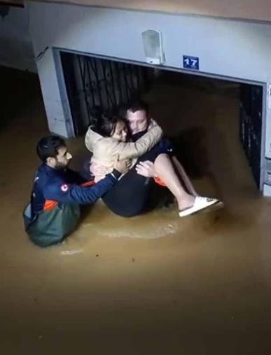Sağanakta evinde mahsur kalan yabancı uyruklu kadını ekipler kurtardı