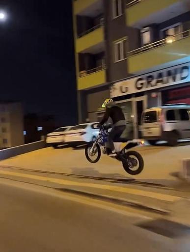 Motosikleti ile tek teker üzerinde ilerleyip, akrobasi hareketleri yaptı