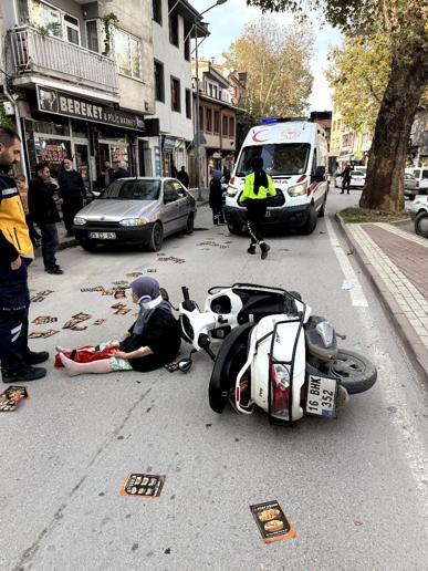 Motosiklet yayaya çarptı; 2 yaralı