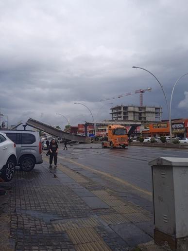 Damperi açık kalan kamyon üst geçide çarptı: 3 yaralı