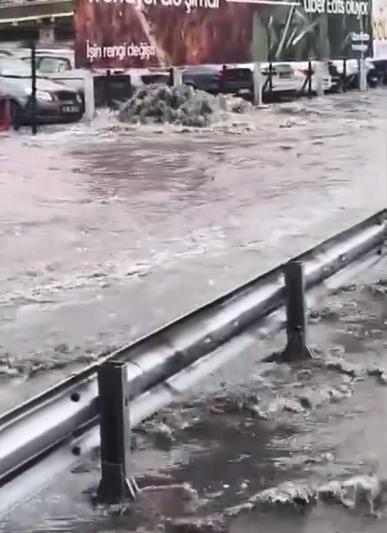 Kadıköy’de yağmur etkili oluyor; yollar göle döndü