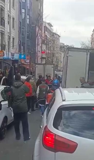 Kağıthanedeki trafik kavgasında önce zıpladı sonra yumrukladı; o anlar kamerada