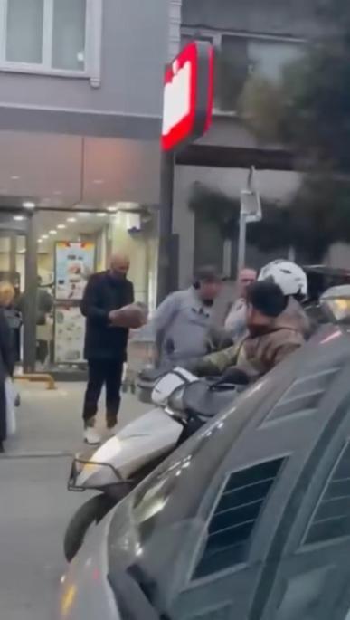 Sarıyer’de fırın sahibiyle seyyar satıcı arasında Pide satamazsın kavgası; o anlar kamerada
