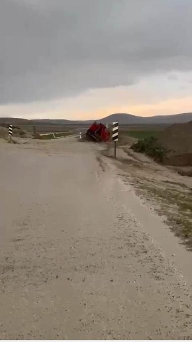 Ankarada sağanak; itfaiye aracı sele kapıldı