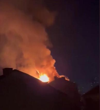 Küçükçekmecede 7 katlı binanın çatısı alev alev yandı; havai fişek iddiası