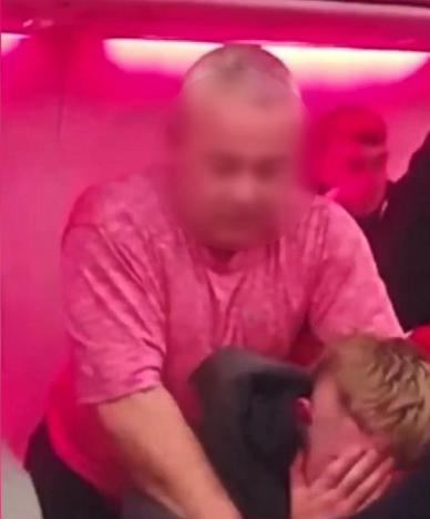 Antalyadan kalkan uçaktaki yolcuların kavgası kamerada; 2 yolcuya ömür boyu uçuş yasağı