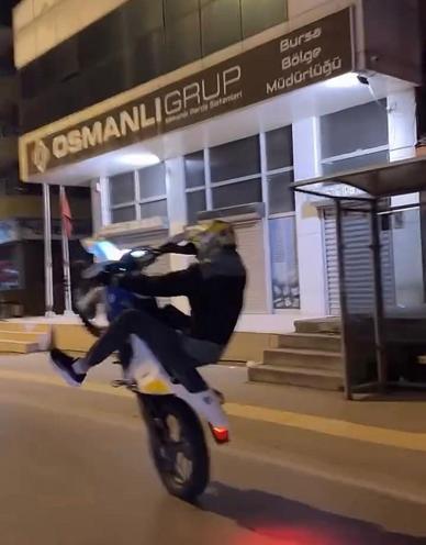 Motosikleti ile tek teker üzerinde ilerleyip, akrobasi hareketleri yaptı
