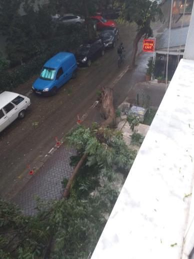 Ankarada fırtına ve sağanak hayatı felç etti: 1 ölü, 6 yaralı