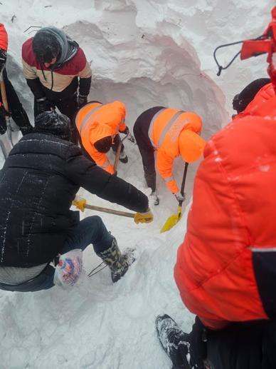 Artvinde çığ altında kalan çobanı arama çalışmalarına ara verildi