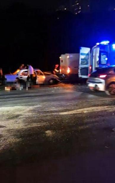 Küçükçekmecede otomobil, İETT yol bakım aracına çarptı: 1i ağır 5 yaralı